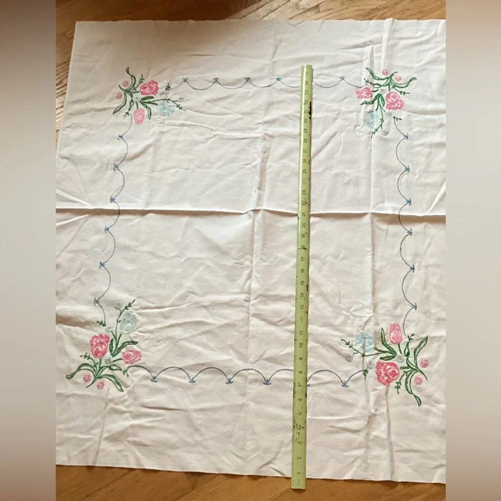 TABLECLOTH LOVINGLY MADE  Vintage FLORAL EMBROIDERED 41” X 35” VNPLVC